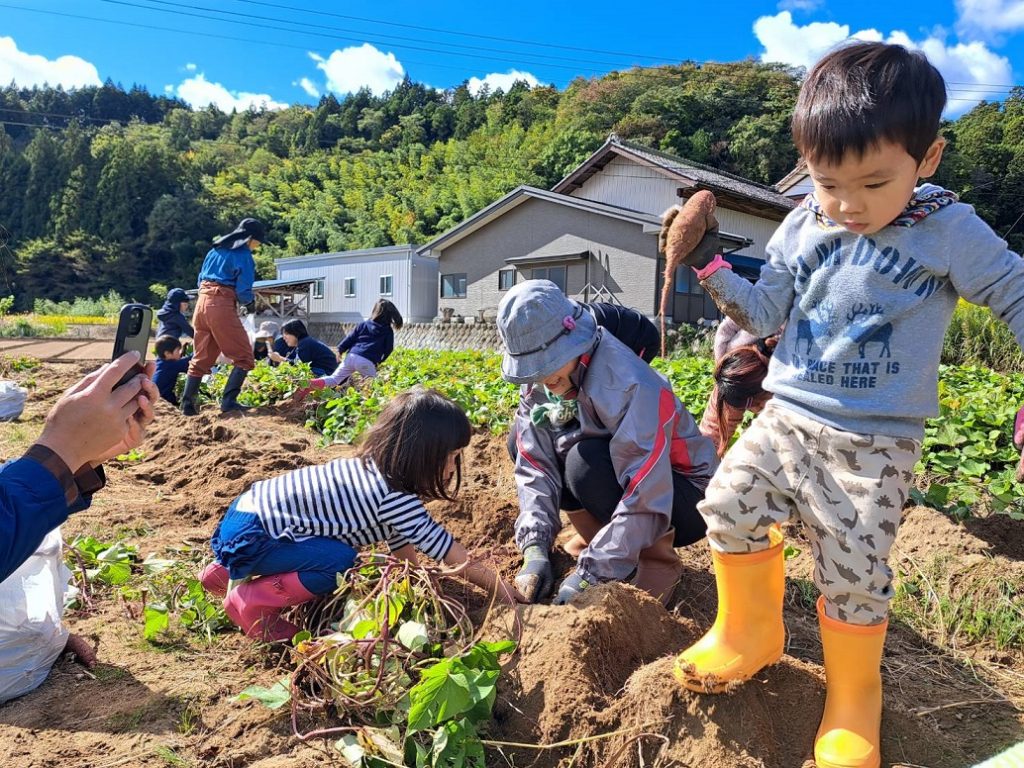 秋空の下で「収穫祭」